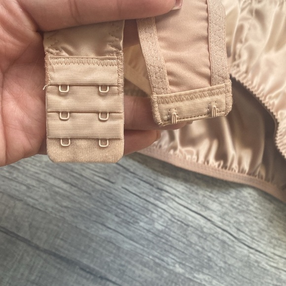 SKIMS Stretch Satin Scoop Neck Bralette - Picture 5 of 8